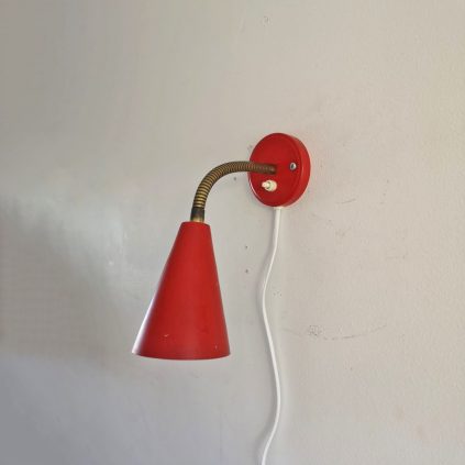 Pieni punainen retro-seinävalaisin