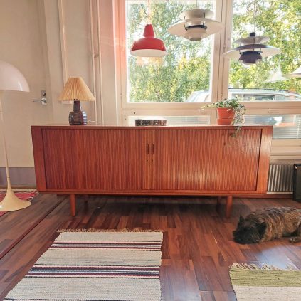 60 -luvun tanskalainen tiikki senkki rulo-ovilla