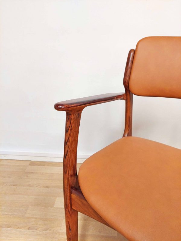 Massiiviteak tuoli konjakinvärisellä nahkaverhoilulla, Erik Buch