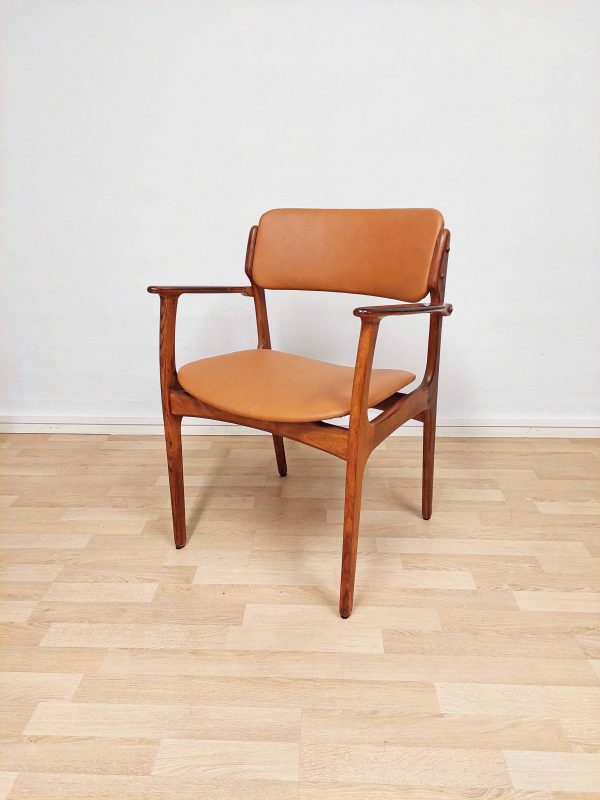 Massiiviteak tuoli konjakinvärisellä nahkaverhoilulla, Erik Buch
