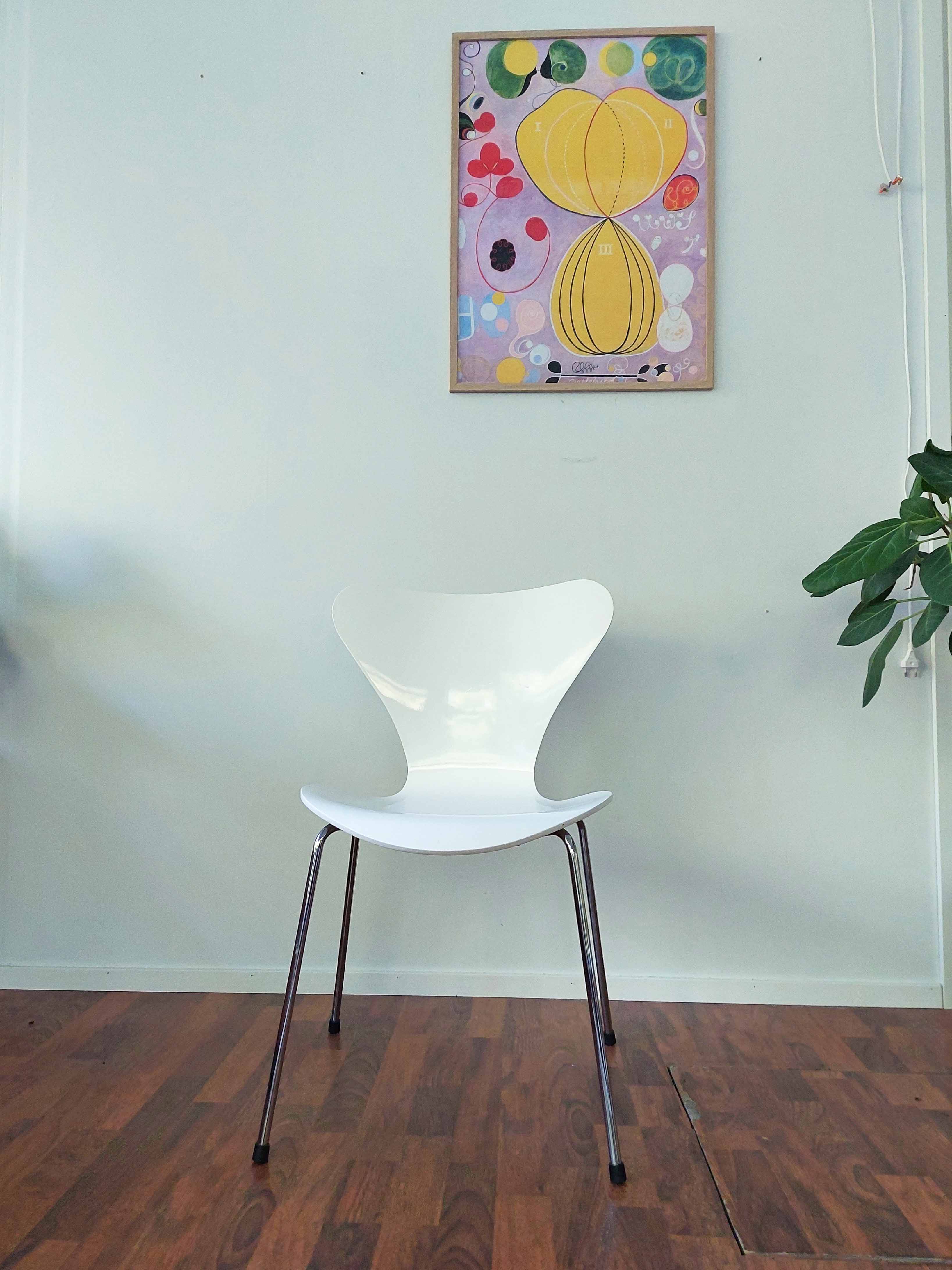 Seiska tuoli Peittomaalattu Arne Jacobsen Fritz Hansen Hyggelig