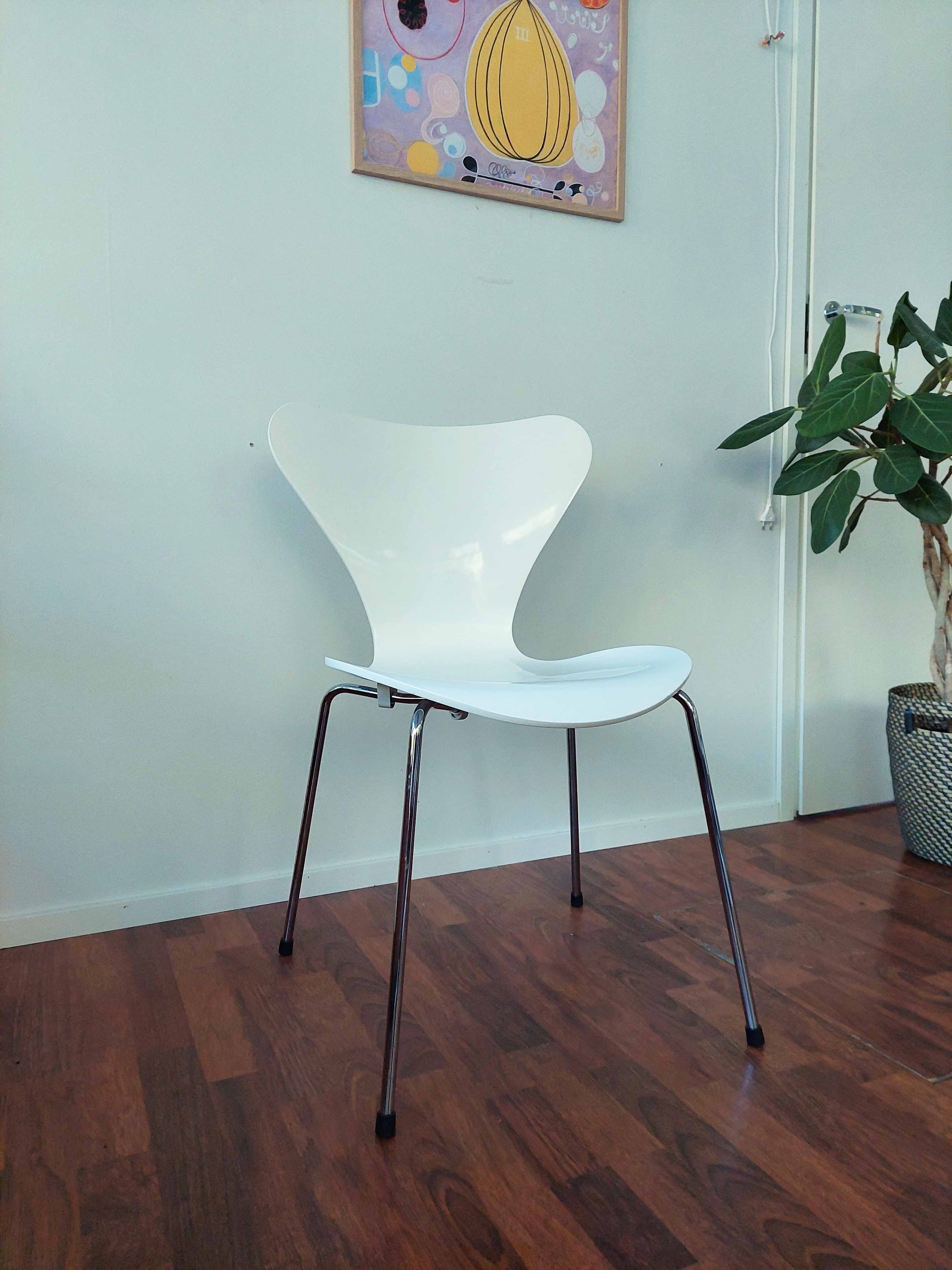 Seiska tuoli Peittomaalattu Arne Jacobsen Fritz Hansen Hyggelig