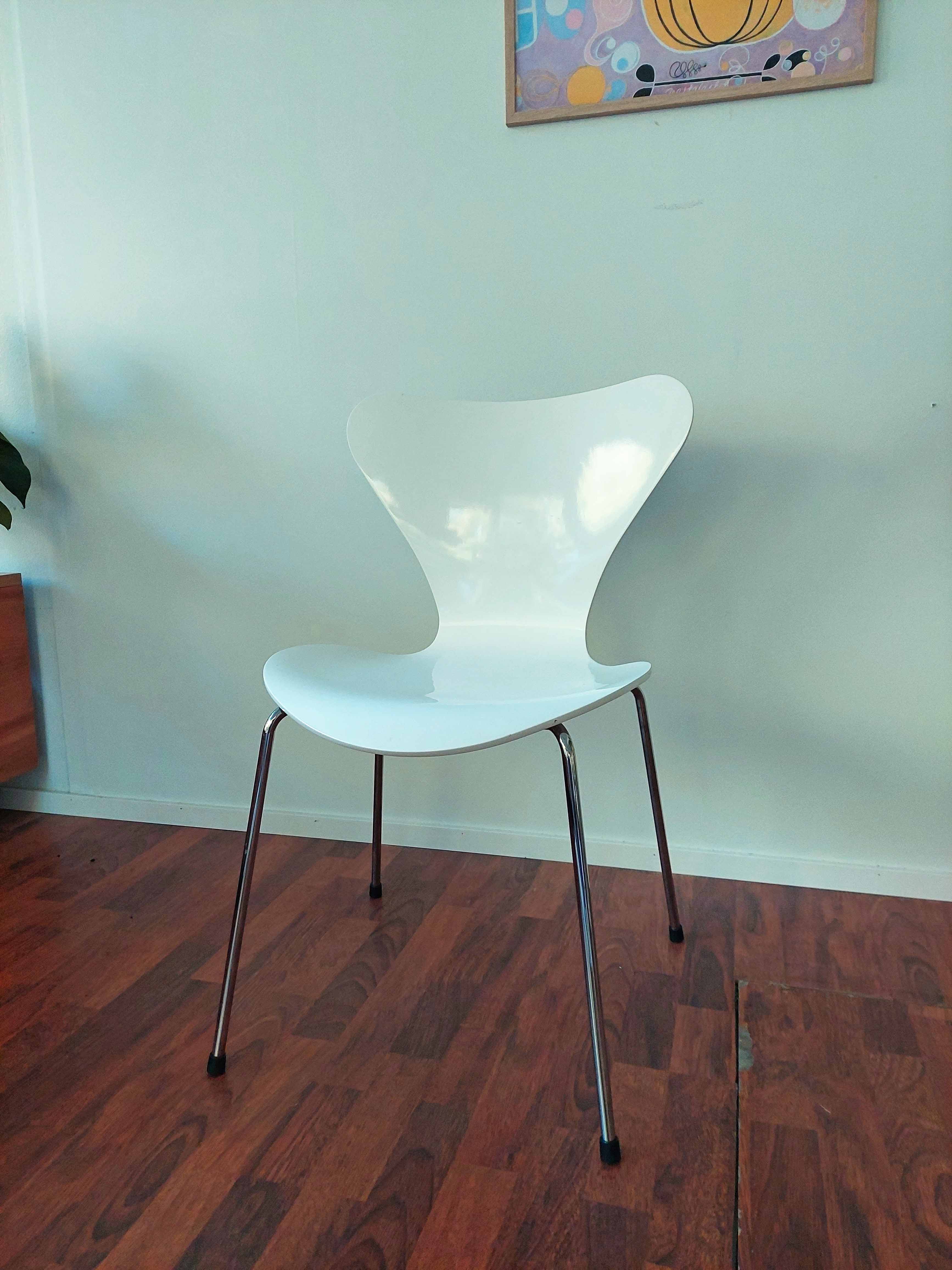 Seiska tuoli Peittomaalattu Arne Jacobsen Fritz Hansen Hyggelig