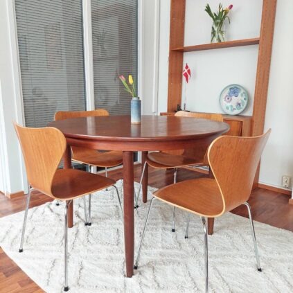 Jatkettava pyöreä teak-ruokapöytä 1960-luvulta