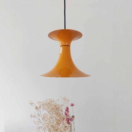 Keltainen trumpettivalaisin 1970-luvulta