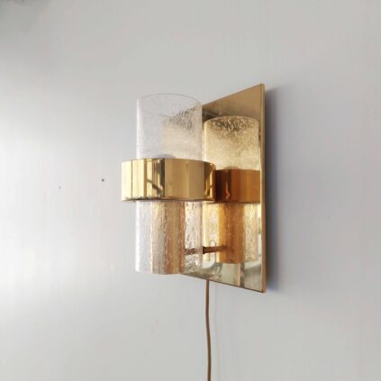 Messinkinen seinävalaisin lasikuvulla, Jonas Hilde