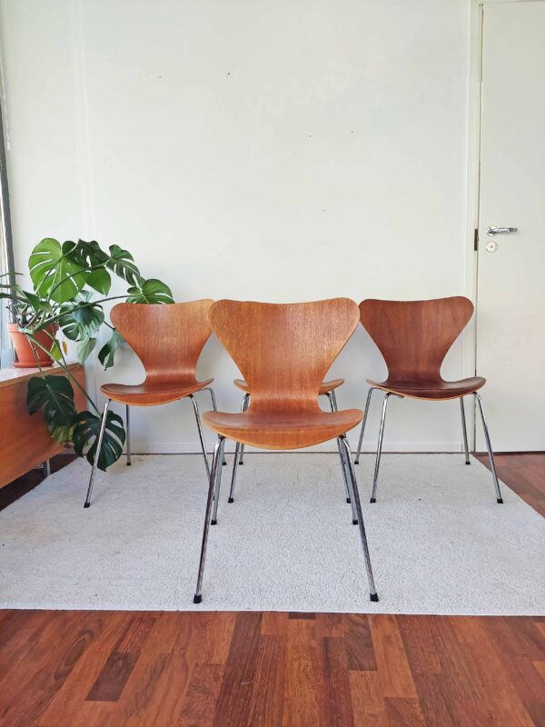Teak seiskatuolit, Arne Jacosen, Fritz Hansen