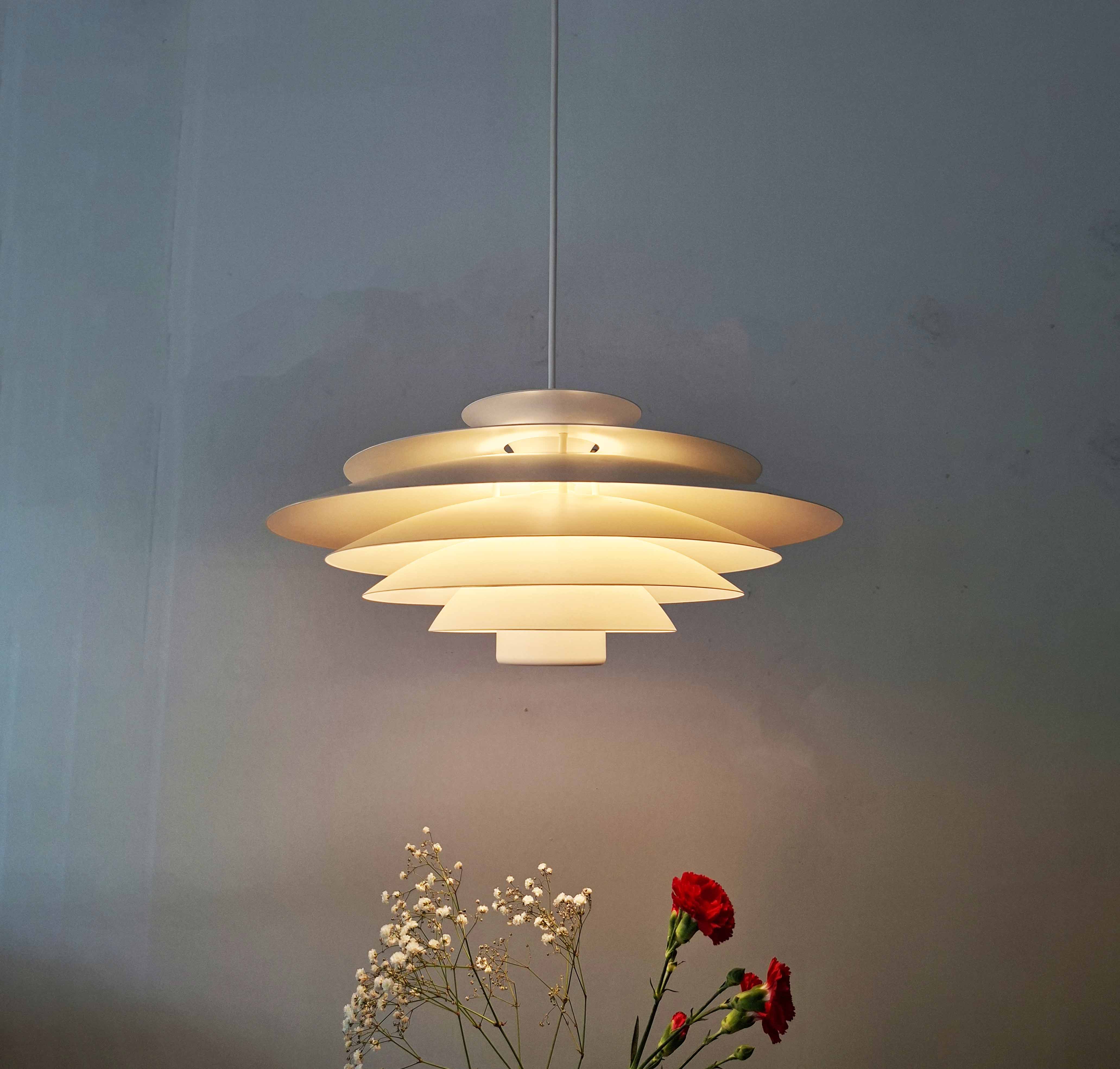 Tanskalainen riippuvalaisin 1970-luvulta, Form Light