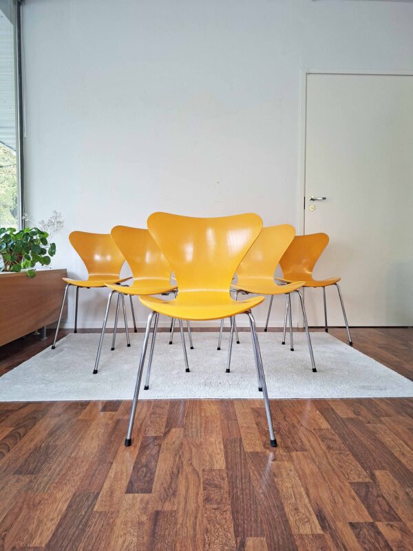 Keltainen Seiska-tuoli, vuodelta 1992, Arne Jacobsen, Fritz Hansen