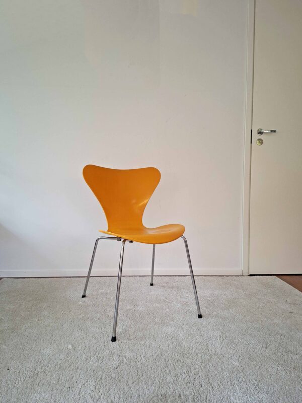 Keltainen Seiska-tuoli vuodelta 1992, Arne Jacobsen, Fritz Hansen - Image 4