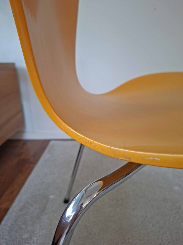 Keltainen Seiska-tuoli vuodelta 1992, Arne Jacobsen, Fritz Hansen - Image 15