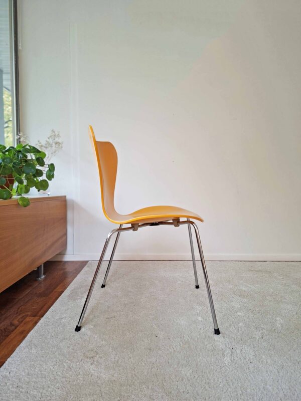 Keltainen Seiska-tuoli vuodelta 1992, Arne Jacobsen, Fritz Hansen - Image 2