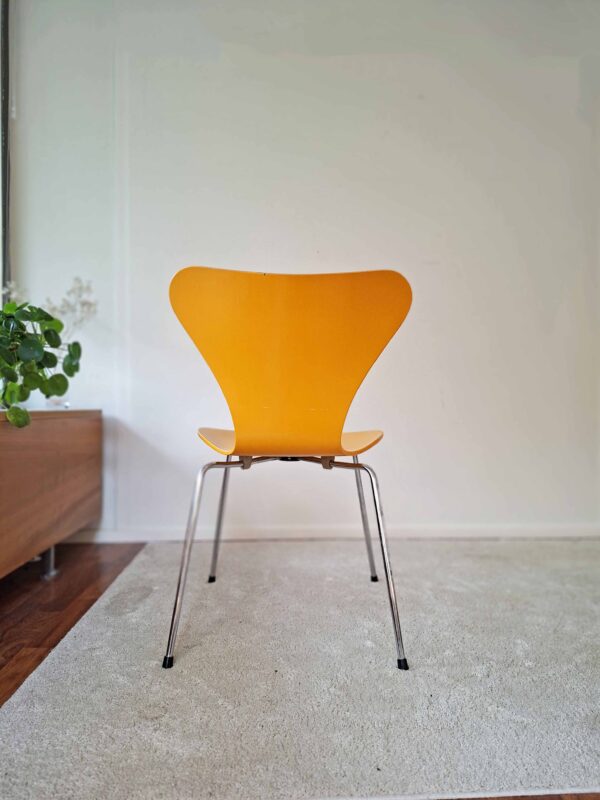 Keltainen Seiska-tuoli, vuodelta 1992, Arne Jacobsen, Fritz Hansen