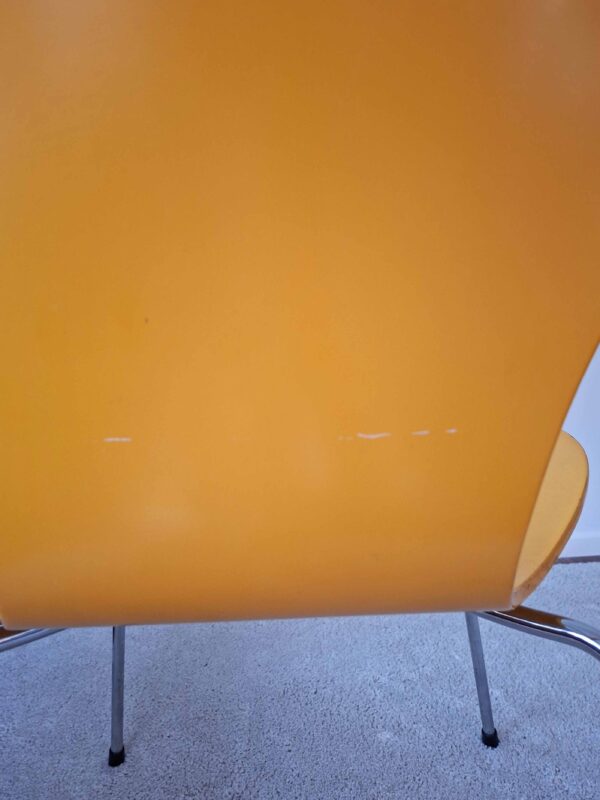 Keltainen Seiska-tuoli vuodelta 1992, Arne Jacobsen, Fritz Hansen - Image 17