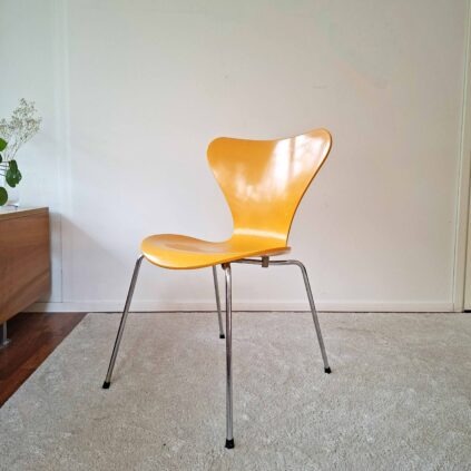 Keltainen Seiska-tuoli, vuodelta 1992, Arne Jacobsen, Fritz Hansen