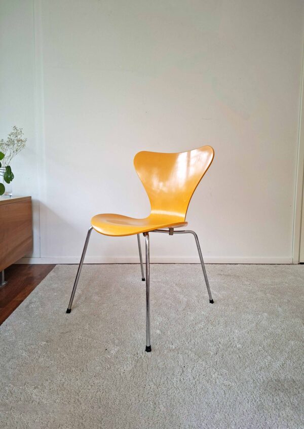 Keltainen Seiska-tuoli, vuodelta 1992, Arne Jacobsen, Fritz Hansen