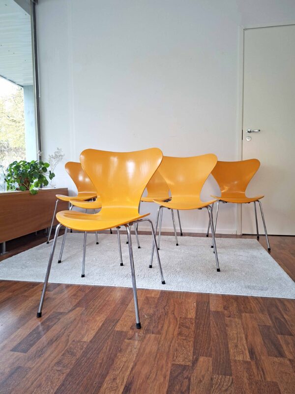 Keltainen Seiska-tuoli, vuodelta 1992, Arne Jacobsen, Fritz Hansen