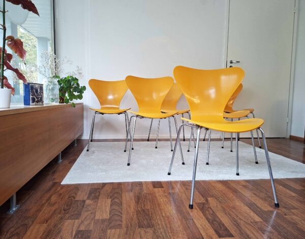 Keltainen Seiska-tuoli, vuodelta 1992, Arne Jacobsen, Fritz Hansen