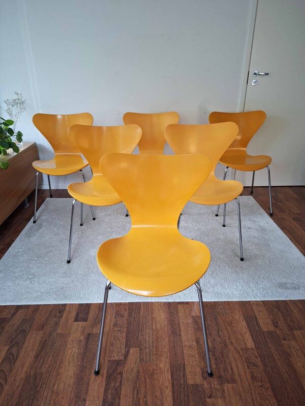 Keltainen Seiska-tuoli, vuodelta 1992, Arne Jacobsen, Fritz Hansen