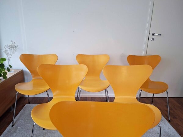 Keltainen Seiska-tuoli, vuodelta 1992, Arne Jacobsen, Fritz Hansen