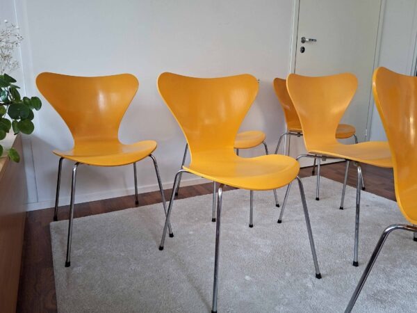 Keltainen Seiska-tuoli, vuodelta 1992, Arne Jacobsen, Fritz Hansen