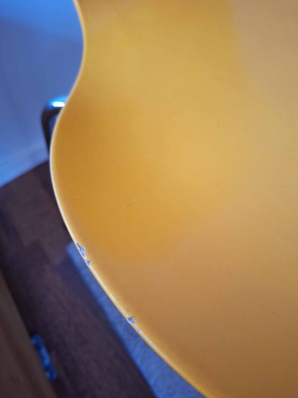 Keltainen Seiska-tuoli vuodelta 1992, Arne Jacobsen, Fritz Hansen - Image 13