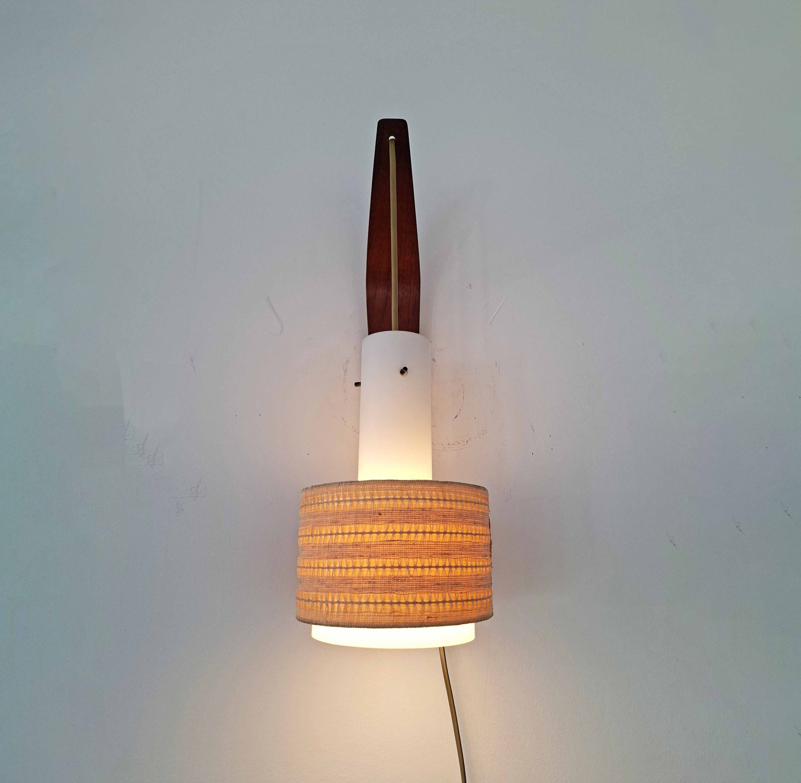 Maitolasi teak seinävalaisin 1960 -luvulta