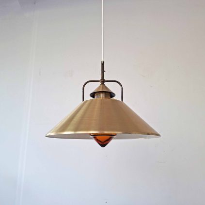 Messinkinen riippuvalaisin 1960-luvulta