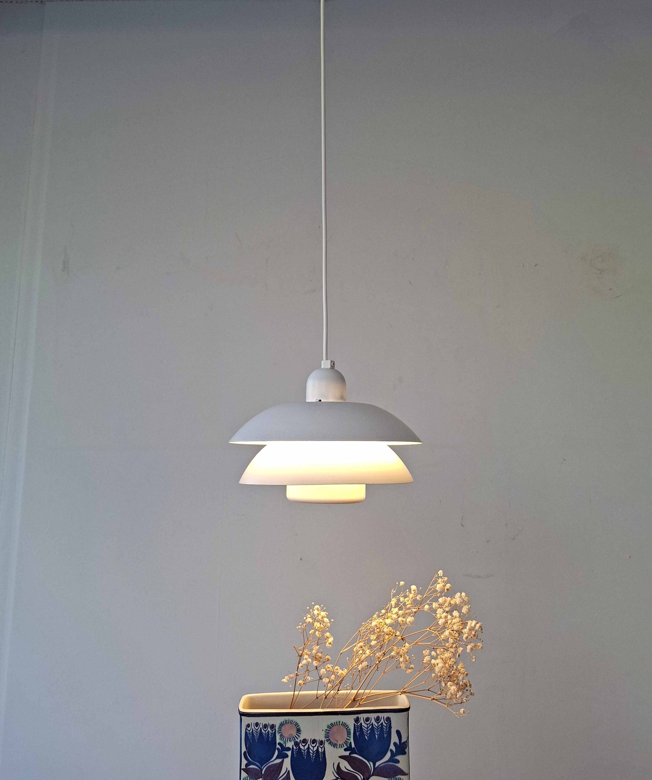 Valkoinen riippuvalaisin 1970-luvulta, Form Light