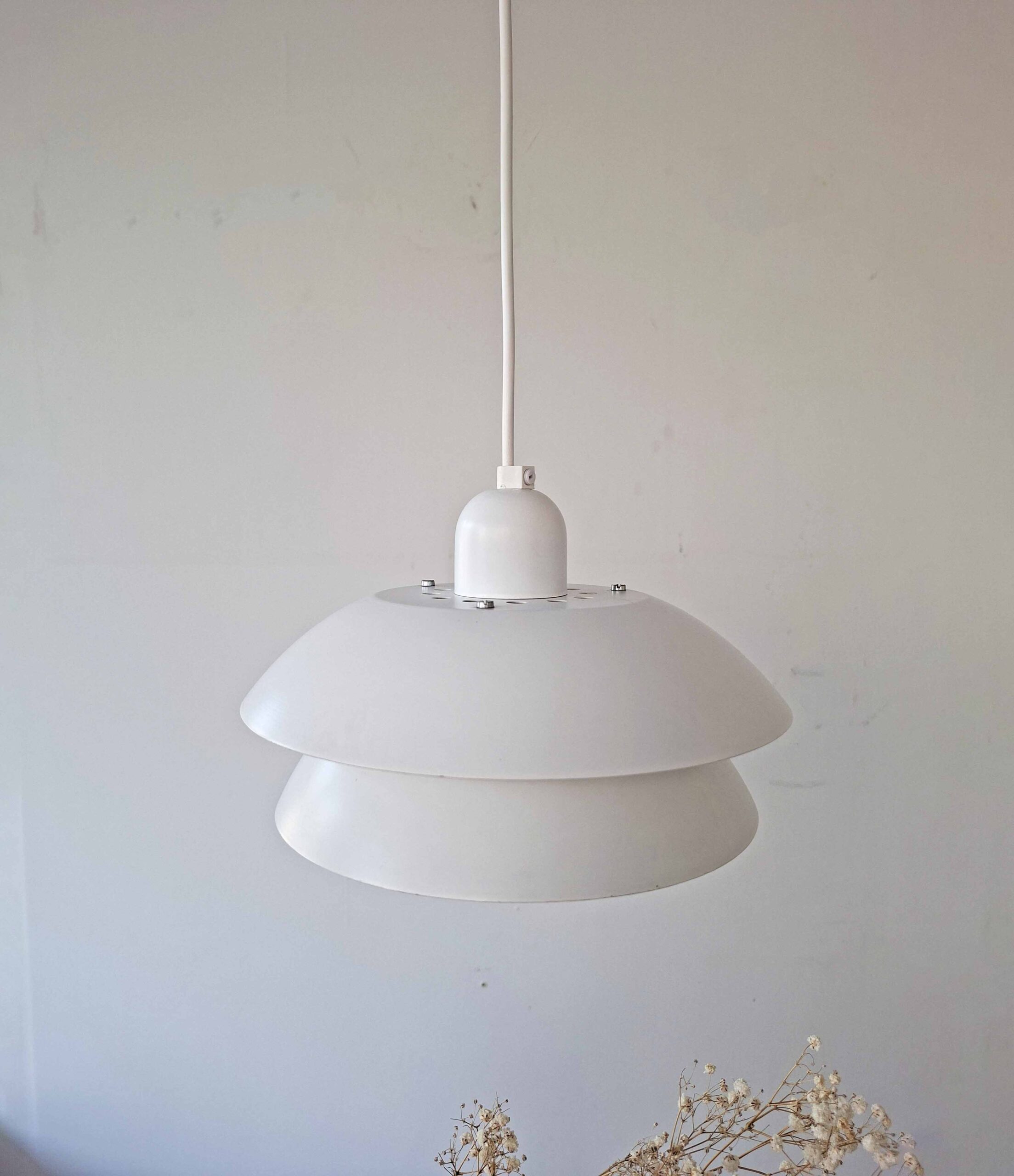 Valkoinen riippuvalaisin 1970-luvulta, Form Light