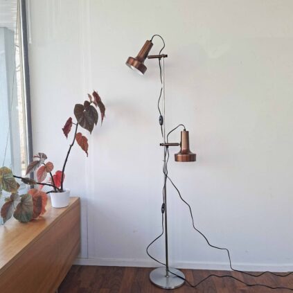 Kaksivarjostiminen lattiavalaisin 1970-luvulta