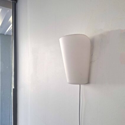 Maitolasinen seinävalaisin 1970-luvulta, Lyfa