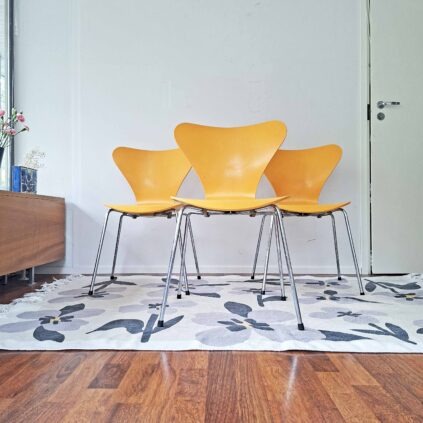 Keltaiset seiskatuolit, Arne Jacobsen, Fritz Hansen