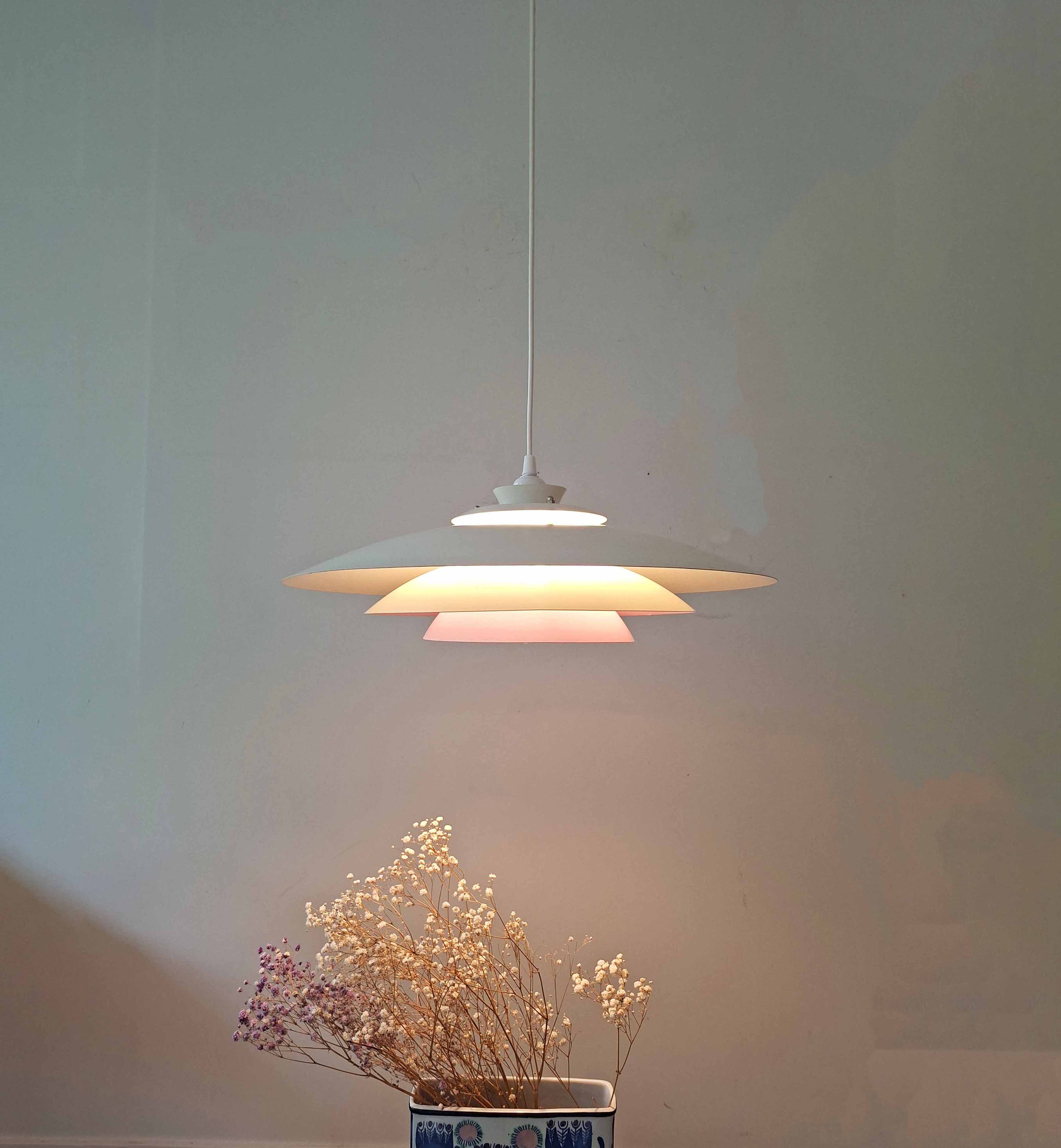 riippuvalaisin 1970-luvulta, Form Light